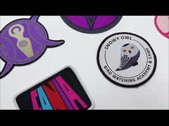 Hittepers die Zelfklevend Ijzer op Geborduurde Flarden voor Honkbaldoek steunt