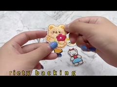 Leuke Kinderen die het Vriendschappelijke Ijzer van Eco op het Borduurwerkflarden van Douaneflarden kleden voor Zakken