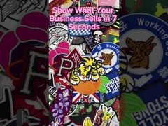 Leuke Kinderen die het Vriendschappelijke Ijzer van Eco op het Borduurwerkflarden van Douaneflarden kleden voor Zakken