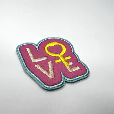 OEM Douaneijzer op Roze van de de Grens „LIEFDE“ van Merrow van het Borduurwerkflard de Brievenflard