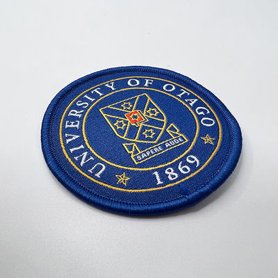 Het Wevende Ijzer van het naaldweefgetouw op Geweven Logo Patch Custom University Uniform-Naamflarden