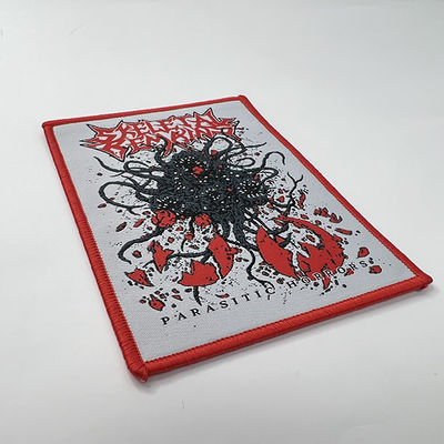 Wasbaar Rood Geweven Logo Patch PMS de Kleurenijzer van Merrowed Grens op Borduurwerkkenteken